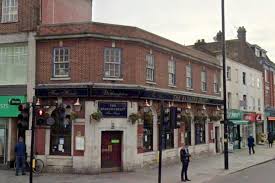 ...but it’s no longer Spoons! Used to be Barclays bank, hence the name. One screen with horse racing and very busy for a Tuesday afternoon. I drank Vale Brills Gold at £3.40. 2/2 #SELondonpubs #Eltham #londonpubs #realale