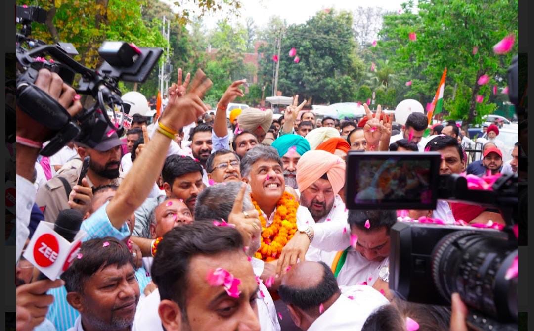 Grand welcome at @INCChandigarh office today . I thank @LUCKYHSINC and all other Chandigarh Congress colleagues for kickstarting the battle for the soul of the nation in Chandigarh.