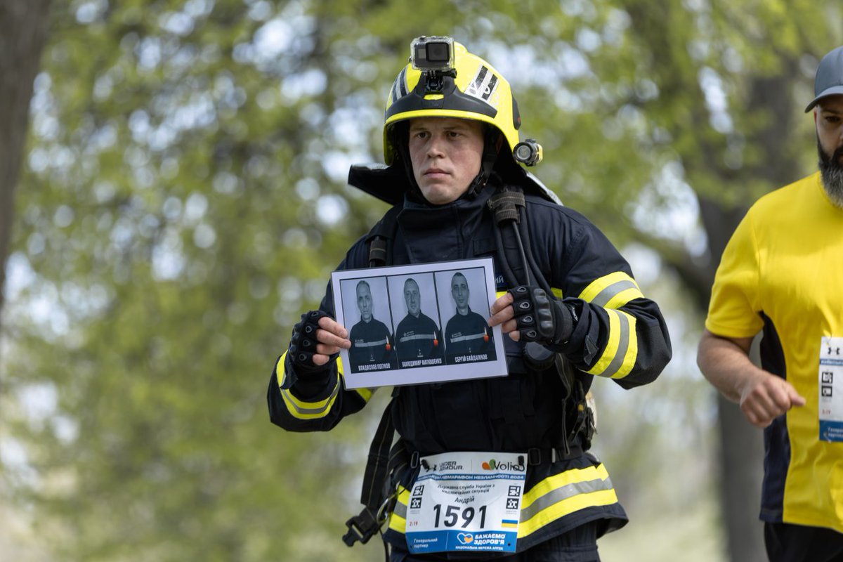 During Kyiv Marathon, rescuer from Poltava overcame a distance of 21 km in firefighter's gear. He dedicated his race to the fallen Kharkiv colleagues.