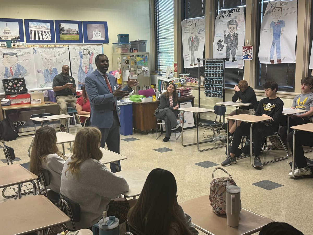 LSULabSchool's tweet photo. Dr. Cambre’s AP Government classes enjoyed a Q&amp;A session with former LA State Rep and current candidate for mayor,  @EdwardTedJames.  Thank you for taking time this morning to speak to our students about LA government! @UHIGHDIRECTOR https://t.co/v6HH6sRFFN