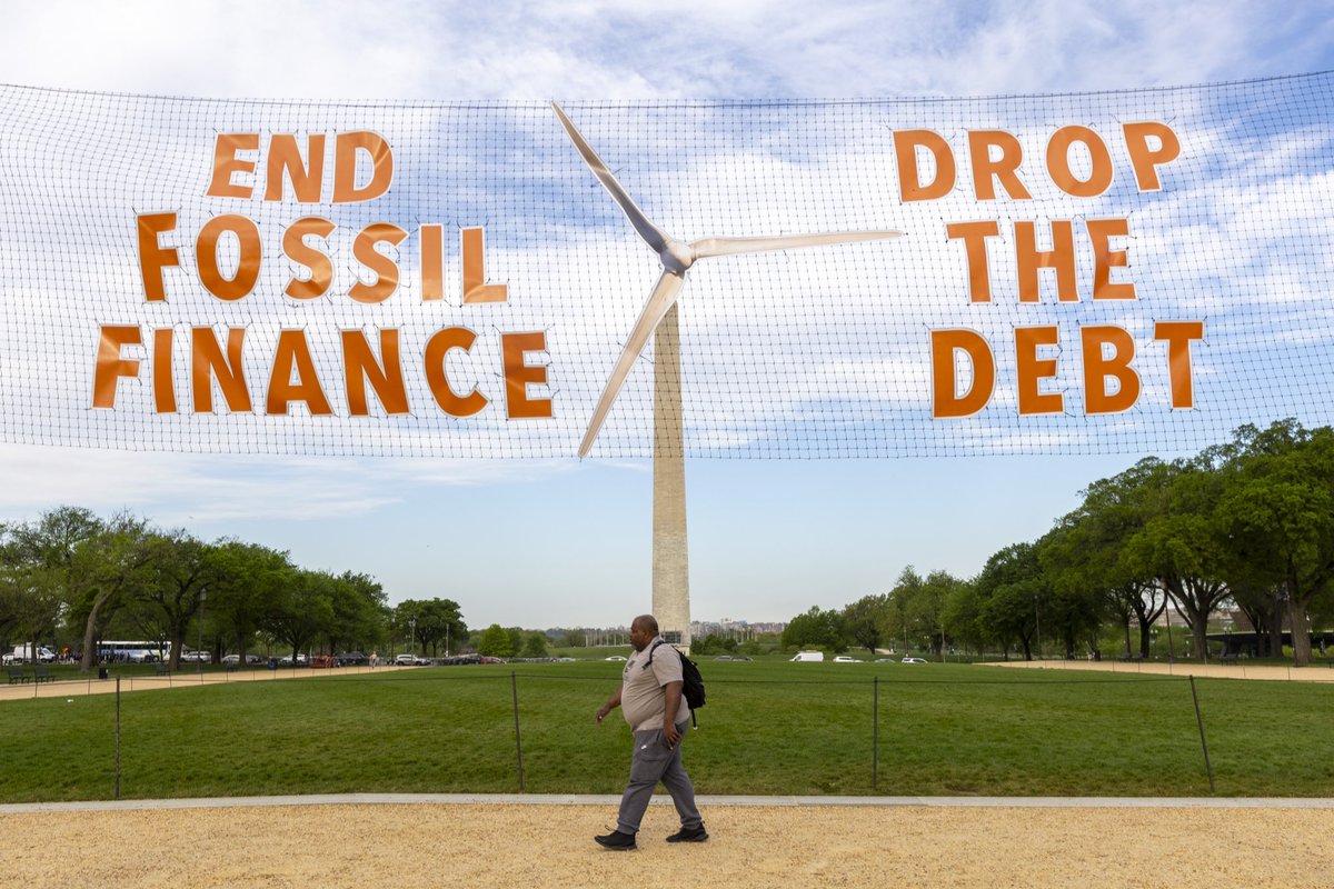 Activists welcome @WorldBank leaders into DC dramatically, by transforming the Washington Monument into a massive wind turbine. They demand leaders #EndFossilFinance

glasgowactions.com/washington-mon…