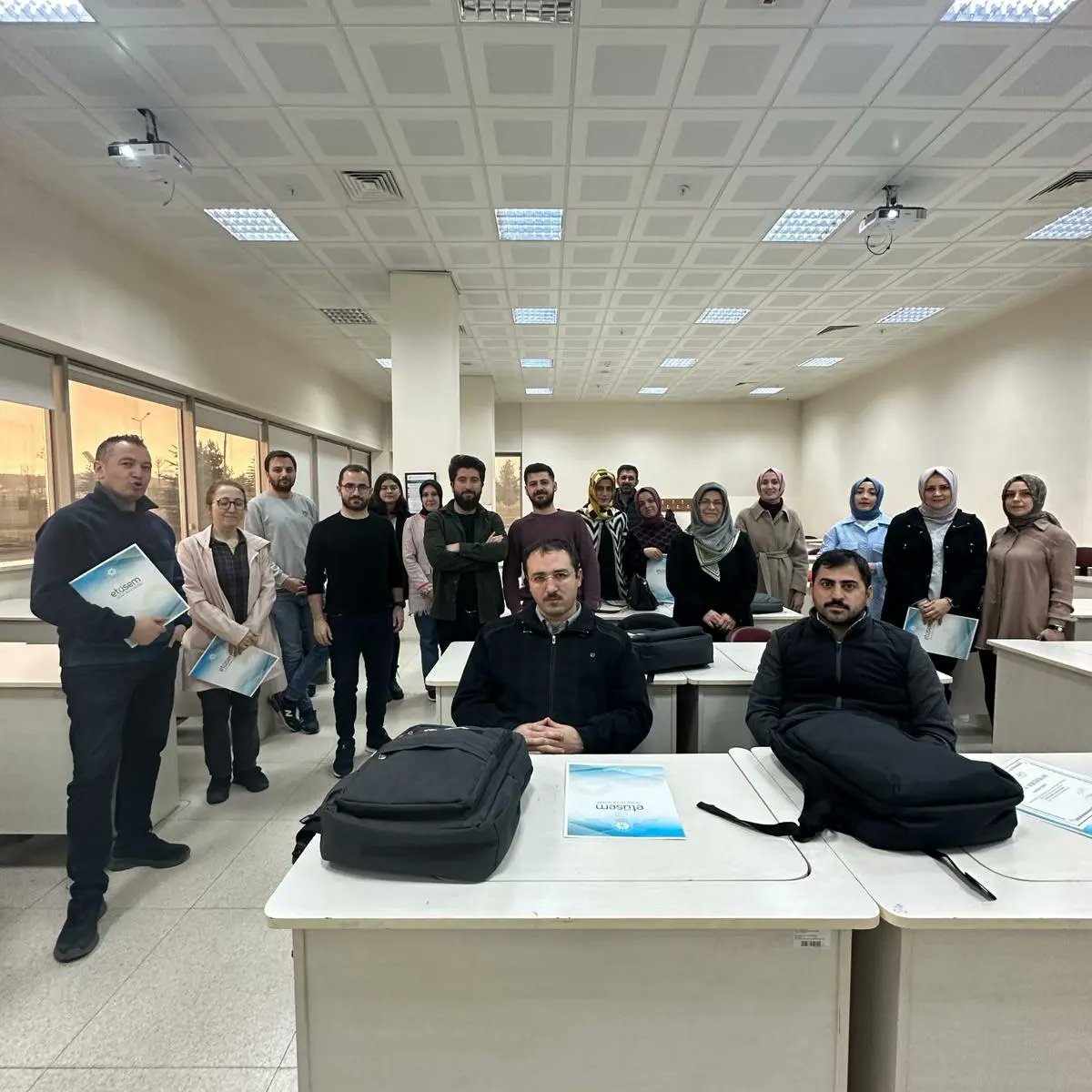 etusem2016's tweet photo. Merkezimiz tarafından 16 Mart - 06 Nisan 2024 tarihleri arasında  R Programlama Dili ve İstatistiğe Giriş Eğitimi gerçekleştirilmiştir. 20 saatlik teorik ve uygulamalı eğitimin ardından, kursiyerlere katılım setifikaları takdim edilmiştir. https://t.co/dKQ86tHzUe