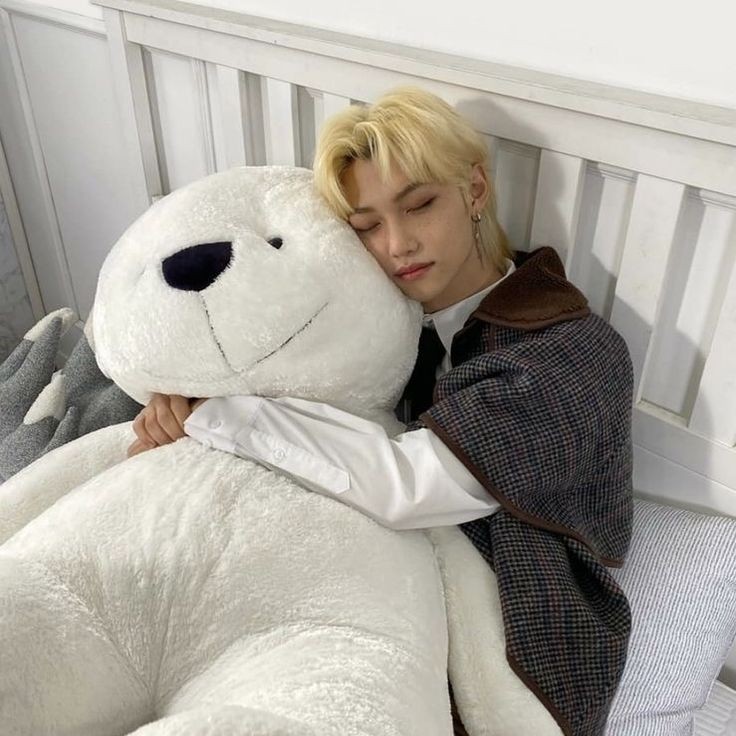 chaseislost's tweet photo. FELIX WE LOVE YOU 💜

Hope you have a fast recovery and come out stronger 💪✨️

Wish I was this teddy bear rn 😔💜 https://t.co/hNBZjxIOQM