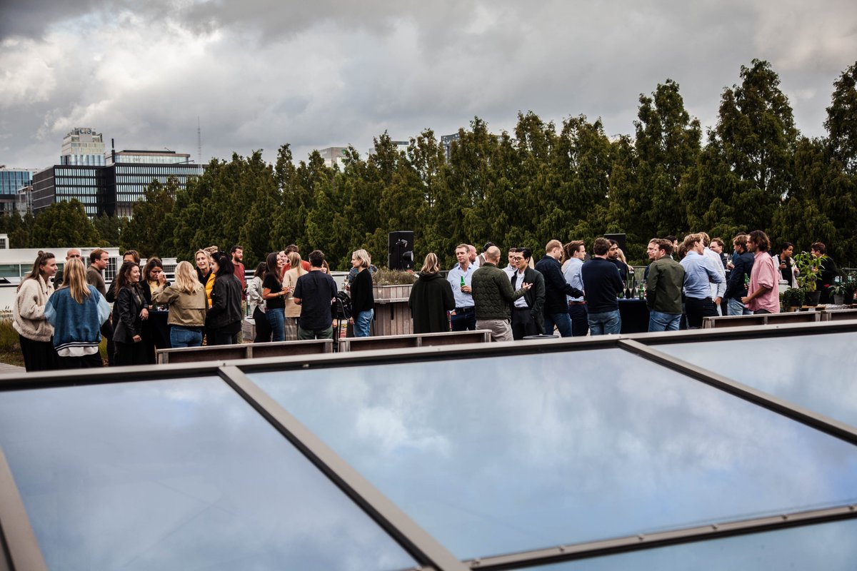 Looking for a space for your company's summer event? With a view overlooking the Amsterdam Zuidas, this terrace is perfectly suited for various corporate or association events.
#office #corporateevents #events #coworking #eventspace #networking #sustainablebuilding