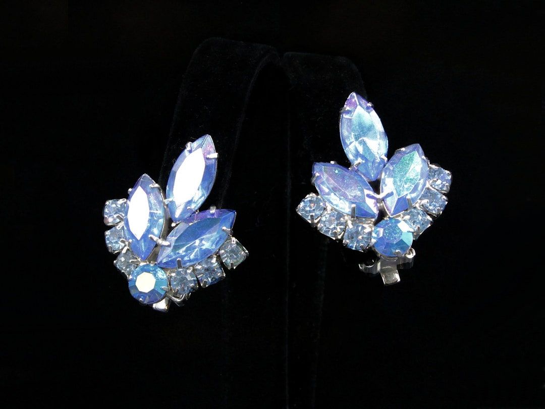 flotsamfrommichigan
Sarah Coventry 'Blue Lagoon' Clip Earrings #vtg #vintage #jewelry #earrings #designer #signed #SarahCoventry #somethingold #somethingblue #DeLizzaElster #Juliana #etsyvintage #flotsamfrommichigan buff.ly/3Q1JfEq