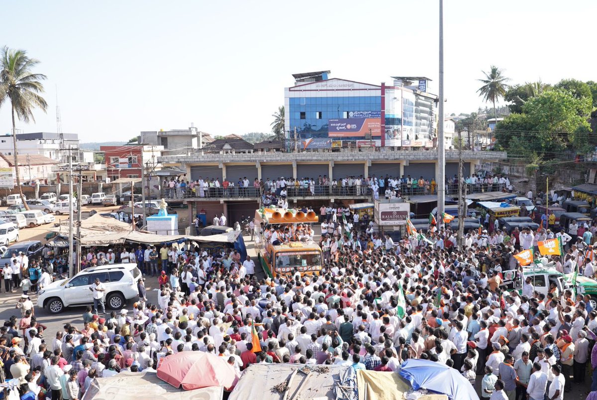 ಚುನಾವಣಾ ಪ್ರಚಾರ ಕಾರ್ಯದಲ್ಲಿ ಇಂದು ಸಕಲೇಶಪುರ ಕ್ಷೇತ್ರದಲ್ಲಿನ ಮತದಾರ ಬಂಧುಗಳನ್ನು ಭೇಟಿಯಾಗಲು ಬೃಹತ್ ರೋಡ್ ನಡೆಸಲಾಯಿತು. ಈ ರೋಡ್ ಶೋನಲ್ಲಿ ಬಿಜೆಪಿ ರಾಜ್ಯಾಧ್ಯಕ್ಷರಾದ ಶ್ರೀ ವಿಜಯೇಂದ್ರ ಅವರು ಜತೆಗೂಡಿದ್ದರು. 
ಈ ಸಂದರ್ಭದಲ್ಲಿ ಸಕಲೇಶಪುರ ಶಾಸಕರಾದ ಶ್ರೀ ಸಿಮೆಂಟ್ ಮಂಜು, ಮಾಜಿ ಶಾಸಕರಾದ ಶ್ರೀ ಹೆಚ್. ಕೆ. ಕುಮಾರಸ್ವಾಮಿ ಹಾಗೂ