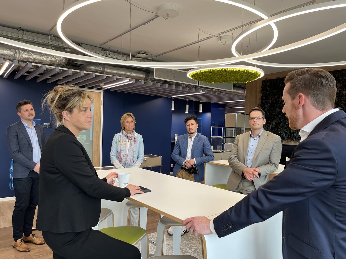 WirtschaftNRW's tweet photo. Ministerin @MonaNeubaur zu Besuch beim Medizintechnik-Hersteller @bostonsci in der Düsseldorfer Airport City. Das Unternehmen mit weltweit 48.000 Mitarbeitenden entwickelt und produziert unter anderem Herzschrittmacher, Stents und Operationswerkzeuge. https://t.co/ty0h3fiehF