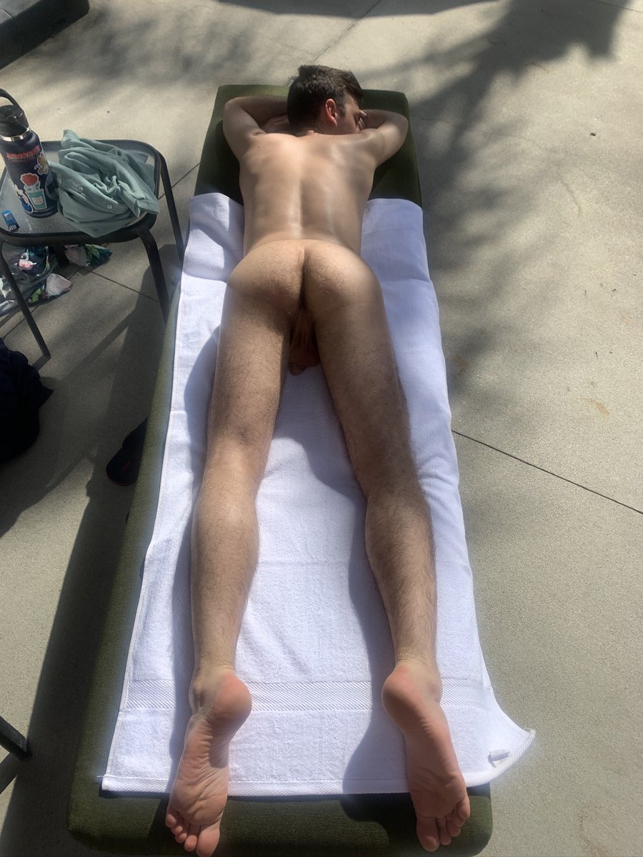 Check out the sexy little 8.5 size feet on this boy I met in Palm Springs 🔥🔥🔥 More pics here: justfor.fans/sirwithsize15s He’s @noahgoldxxx on X and @diaperdayshaze on JFF