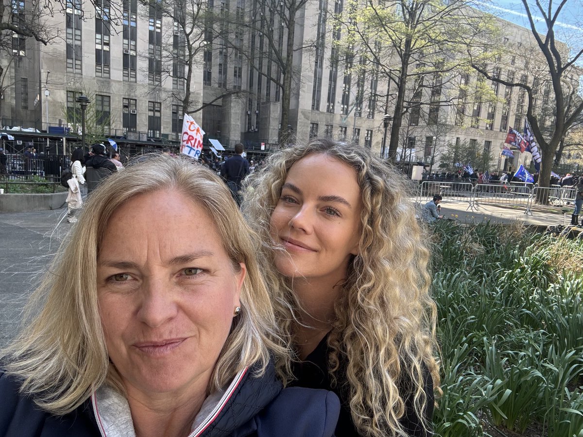 Blondinerne er i gang. ⁦<a href="/tv2newsdk/">TV 2 NEWS</a>⁩ næste gang om Trump og den historiske retssag her kl. 17