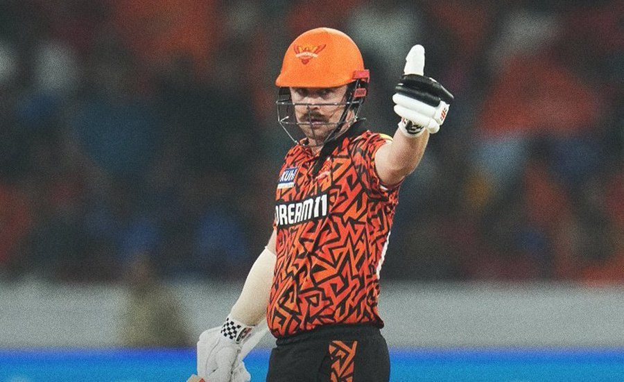 ItsRichaa's tweet photo. How fast the night changes! 🔥

If it's Travis's night, you know the opponents can do nothing but accept their fate 💯⚡

#RCBvSRH #CricketTwitter https://t.co/rzvGPJVfWv