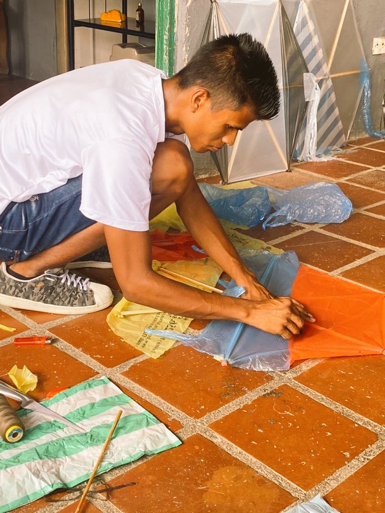 🪁 En los cielos de #Petare, los papagayos alzan vuelo, llevando consigo sueños y esperanza. Estos barrios, con 400 años de historia, es más que cerros de ladrillos y calles coloniales: es un código de paz, que se eleva con resiliencia descubriendo la potencialidad de su gente.