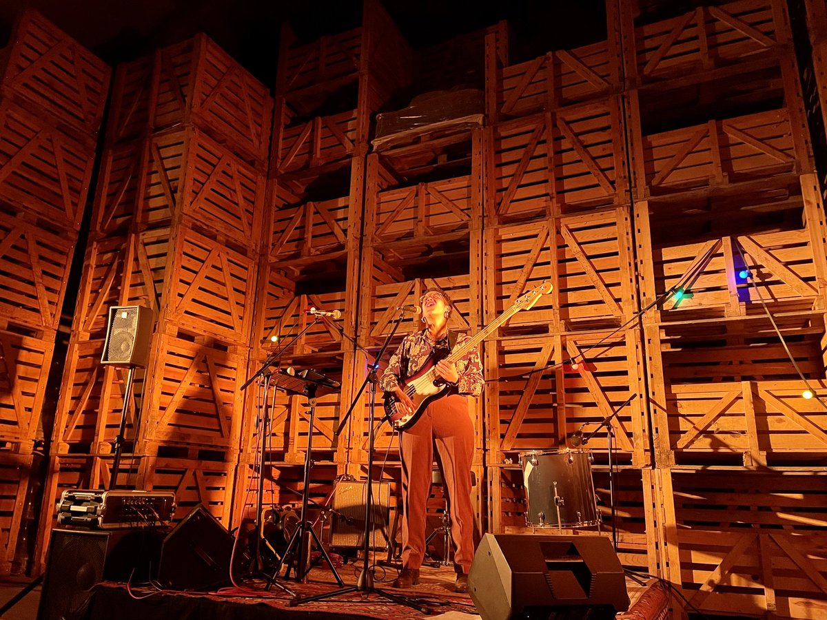 La charismatique chanteuse nantaise Al Guar dans les caves du domaine du Grand-Mouton à Saint-Fiacre. Pour le 30e concert surprise du Lama #vignoble #Nantes