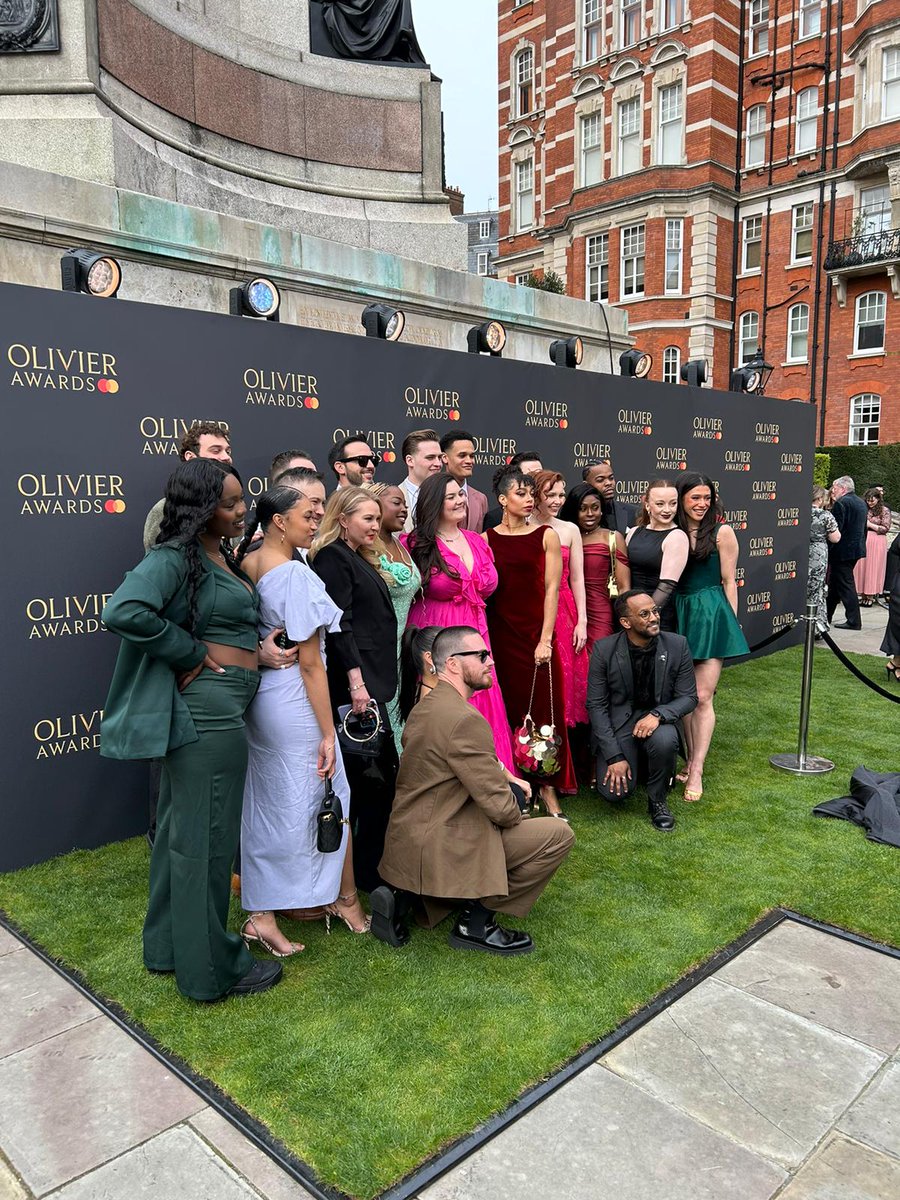 Congratulations to Andrew Lloyd Webber, Jamie Lloyd and the whole cast of @SunsetBlvd on winning 7 Olivier Awards last night! 📷@OlivierAwards