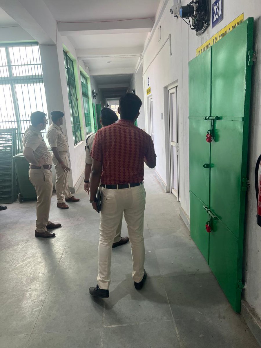 SP Nayagarh alongwith senior officers of administration and CRPF visited the Strong rooms and the Counting centres for reviewing the security related aspects to ensure free, fair and peaceful polls. @OdishaCeo @odisha_police @igcrcuttack @AdmnNayagarh