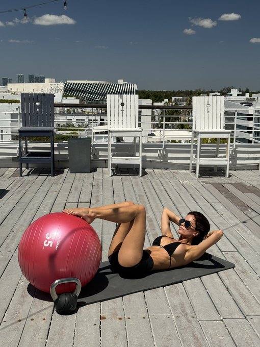 Good Morning 🌴☀️  Full body workout vid on my live workout page! 💪🏼 join me 💪🏼 https://t.co/A3csJ97j<a href="/tag/fitnessgirls"class="tags"><span>#fitnessgirls</span></a><a href="/tag/jalasue"class="tags"><span>#jalasue</span></a><a href="/tag/fitnessmodelmom"class="tags"><span>#fitnessmodelmom</span></a>