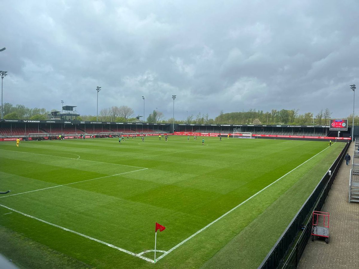 Een combinatieteam van FC Groningen heeft vanmiddag een oefenduel met Almere City gelijk gespeeld. 🌩️ De wedstrijd in Almere werd na ruim 80 minuten spelen afgefloten vanwege onweer bij een tussenstand van 2-2. Noam Emeran zorgde voor beide Groningse treffers.⚽ #ALMGRO