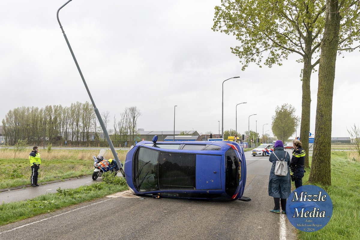 Auto op zijn kant op de #Rijnlanderweg in #Hoofddorp, bestuurster komt met schrik vrij. Zie haarlemsdagblad.nl/cnt/dmf2024041…