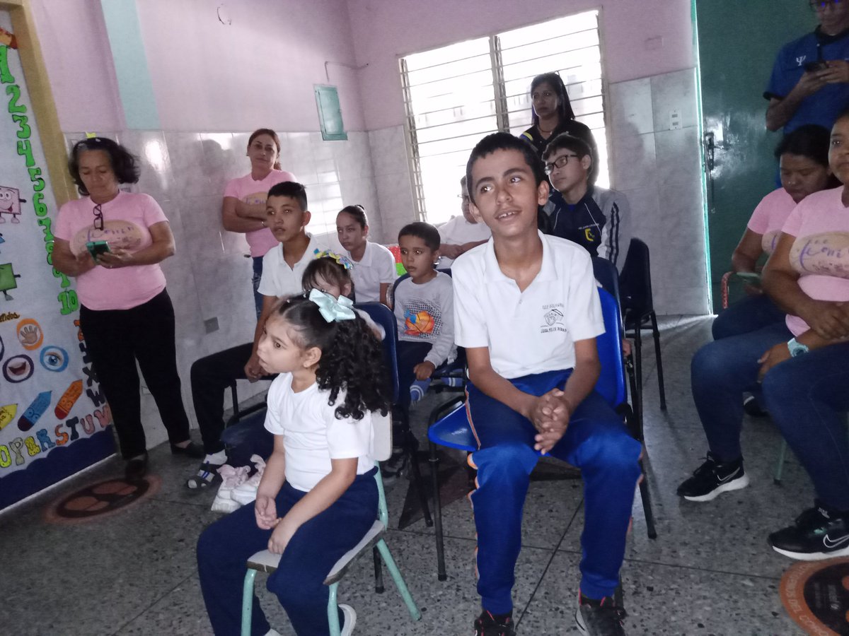 Infocentrolara1's tweet photo. #Ahora es el turno de el Honim estudiantes con alguna condición especial recibiendo taller formativo  de Robótica por parte de #EquipoDeVanguardiaRobotica 
@Gabrielasjr 
@LaRosaInfoVE 
@Yeseg7 https://t.co/9Llr4lBJ7W