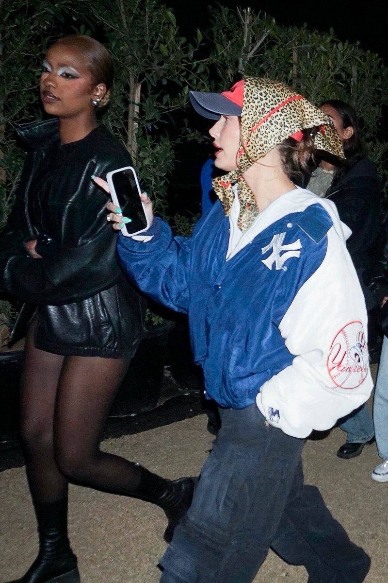 14 de abril: Hailey e Justin Bieber com amigos deixando o terceiro dia do Coachella Valley Music and Arts Festival em Indio, Califórnia. Confira mais em: portalbaldwin.com.br/galeria/thumbn…