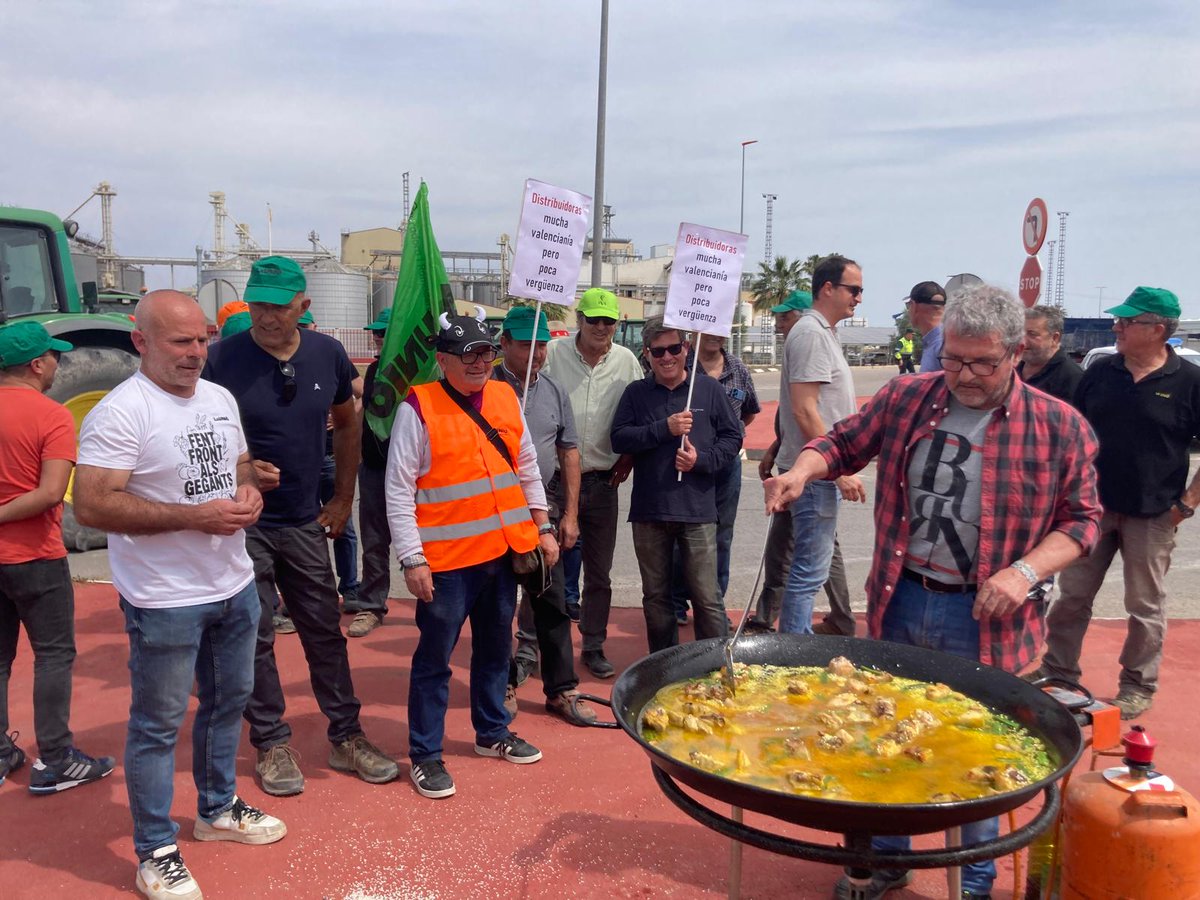 🚜🌾Los arroceros de @UnioLlauradora y @ava_asaja retoman calendario conjunto de movilizaciones con protesta ante una gran empresa ubicada en Algemesí que importa, mientras almacenes están llenos de arroz de aquí. Han cocinado 🥘 con #arrozvalenciano agronewscomunitatvalenciana.com/los-arroceros-…