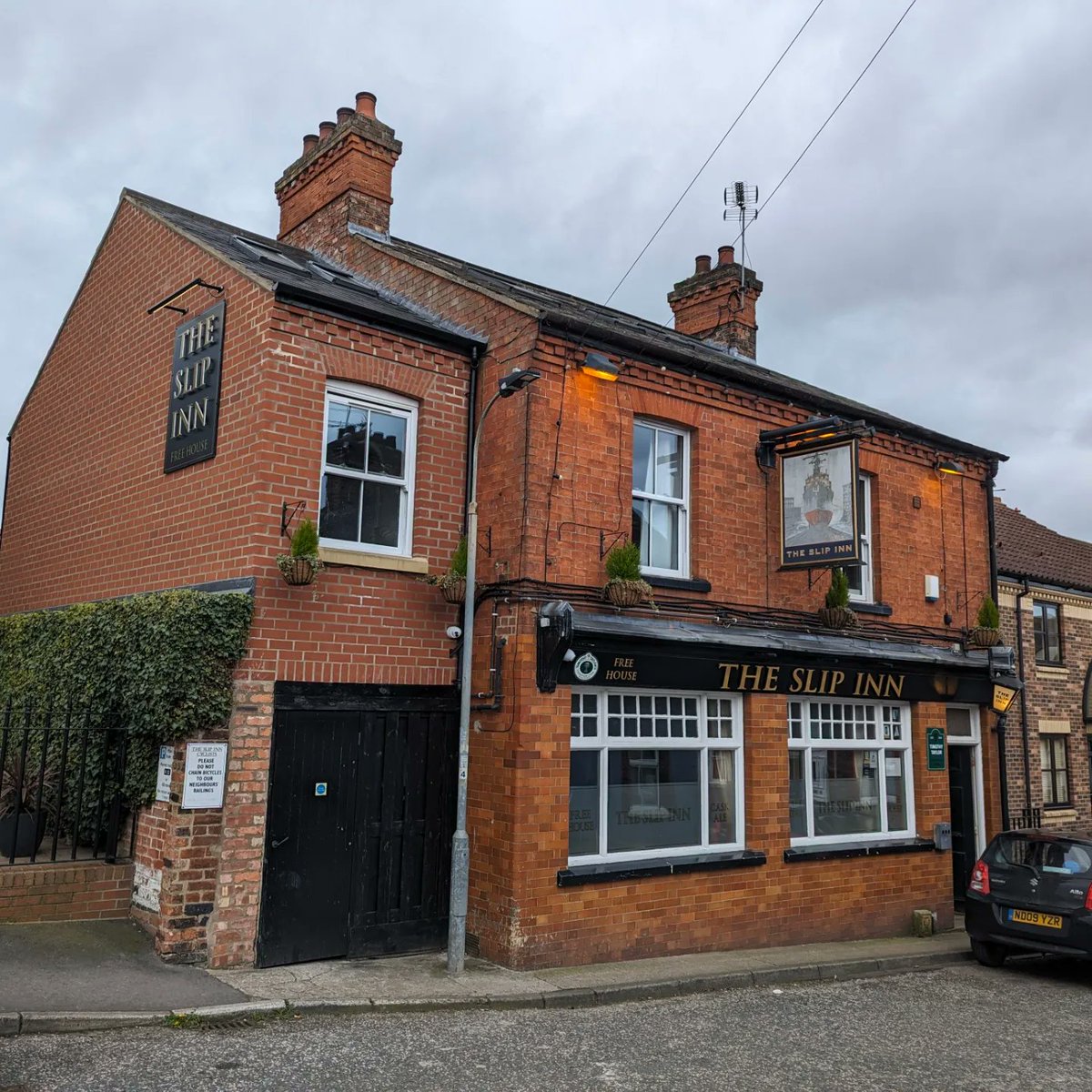 RoamingRidings's tweet photo. The Slip Inn, York.
@theslipinnyork
__________

A quality community local with plenty of great beer to offer.

Scores &amp; full review here:

Instagram: https://t.co/81tPP6XlkY
Facebook: https://t.co/2iIRqtY8qA

#yorkpubs #pubguide #york #yorkpubguide #yorkbeer https://t.co/344ECCxBS6