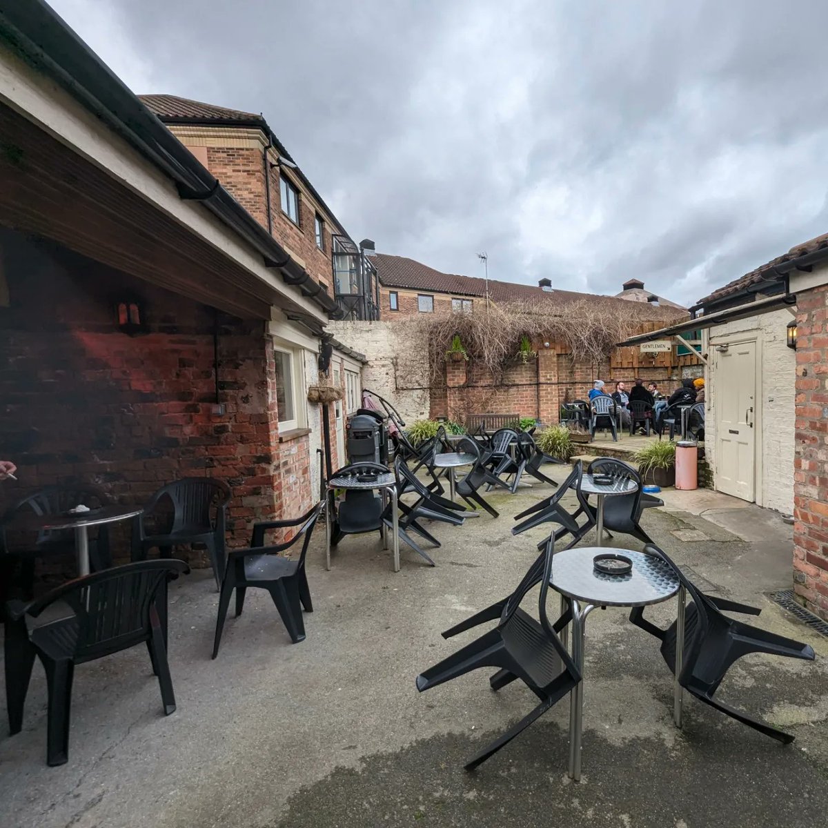 RoamingRidings's tweet photo. The Slip Inn, York.
@theslipinnyork
__________

A quality community local with plenty of great beer to offer.

Scores &amp; full review here:

Instagram: https://t.co/81tPP6XlkY
Facebook: https://t.co/2iIRqtY8qA

#yorkpubs #pubguide #york #yorkpubguide #yorkbeer https://t.co/344ECCxBS6
