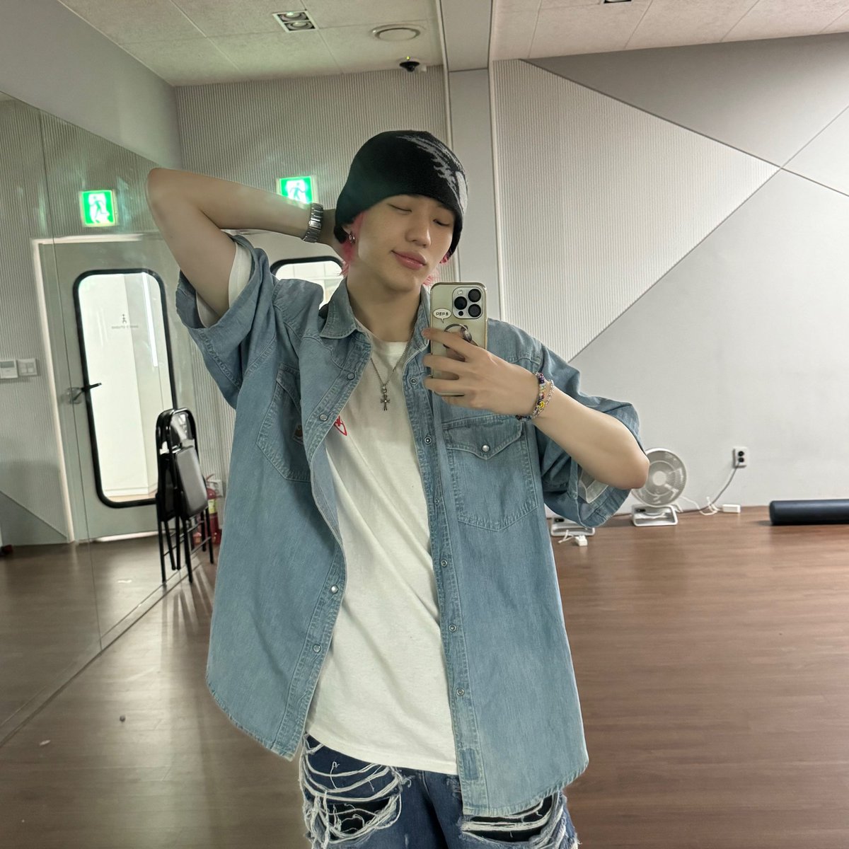 TNX_twt's tweet photo. 오늘의 약속했던 나의 OOTD📸😎

#천준혁 #JUNHYEOK https://t.co/8j7rZVQvDI