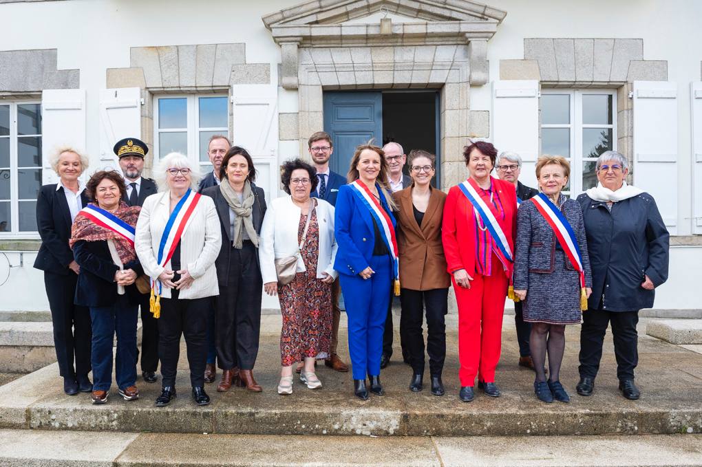 Heureuse de retrouver @NicoleLePeih, @Lysiane_Metayer et les maires et conseillers départementaux du Morbihan engagés pour l'égalité !