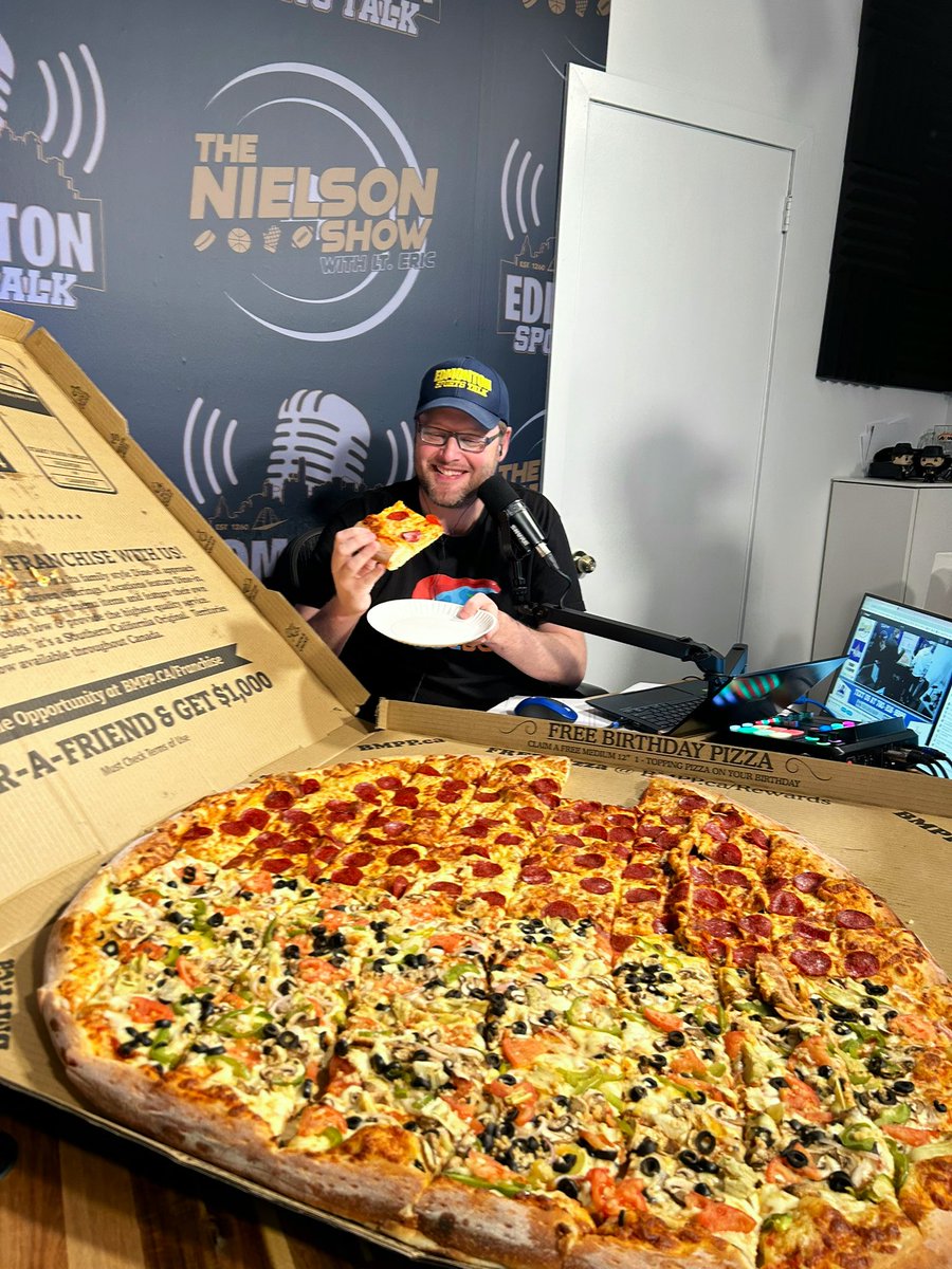 Lieutenant_Eric's tweet photo. That’s a big pizza 

Get yours today from https://t.co/un4a4hAyG0! https://t.co/ENcIcwKUPO