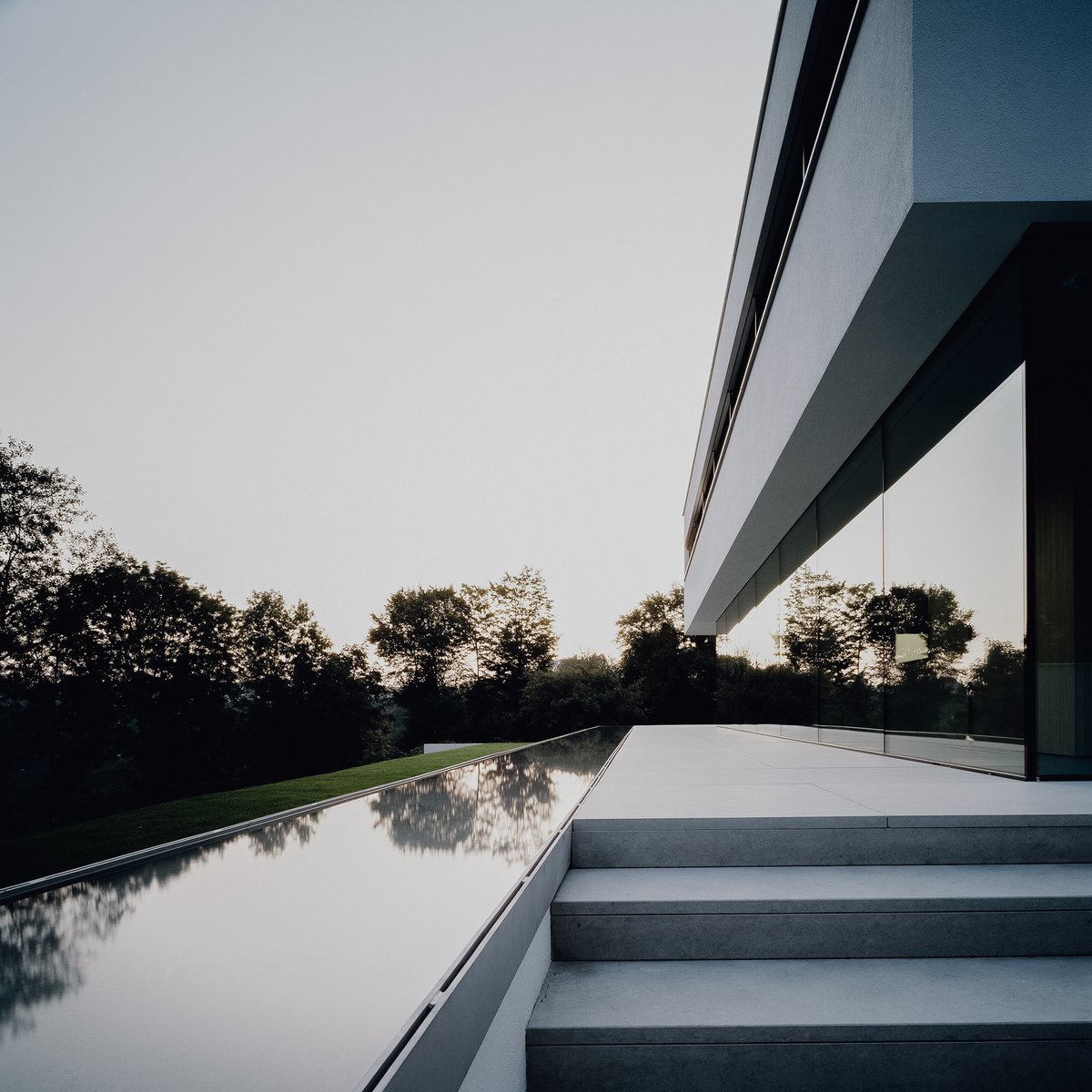 In harmony with nature: Villa Philipp.
.
.
#architecture #villa #glassfacade #facade #glazing #framelessglazing #nature #landscapedesign #hohenlohe #waldenburg #villaphilipp #annaphilipp #philipparchitekten