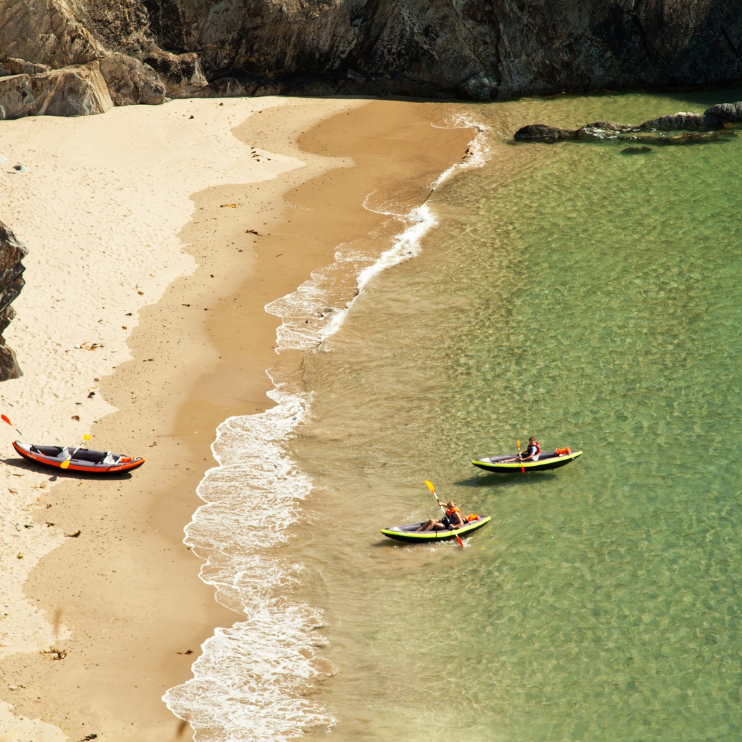 Here in the Pembrokeshire Coast National Park we’re very proud to have 11 blue flag beaches. Here’s a list — how many have you visited? 🌊 Amroth 🏄 Newgale 💙Saundersfoot 🦭 Dale 🐚 Whitesands 🦀 Coppet Hall 🏖️Tenby North 🏊 Tenby South 👙 Tenby Castle 🐬 Poppit Sands 🩴 Lydstep