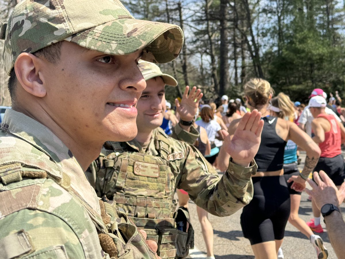 As the 3rd wave of runners starts, our Security Forces from the 104th Fighter Wing provide encouragement to marathon participants. More than 400 guard members are on duty supporting security efforts. @OfficialMassANG @MassGovernor @EOPSS @AdjutantGenMA @bostonmarathon