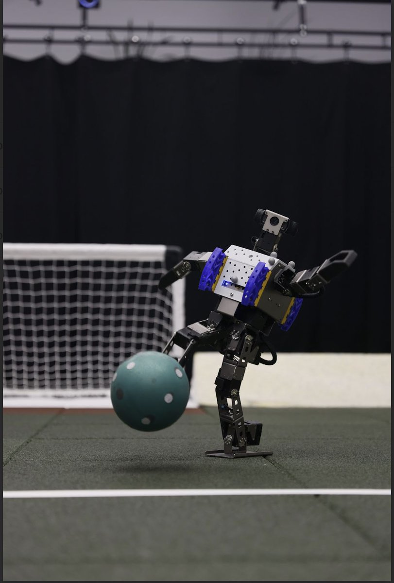 Researchers at @GoogleDeepMind used deep reinforcement learning to train humanoid bipedal robots to play agile one-on-one soccer with each other. Read more in @SciRobotics: scim.ag/6Bb