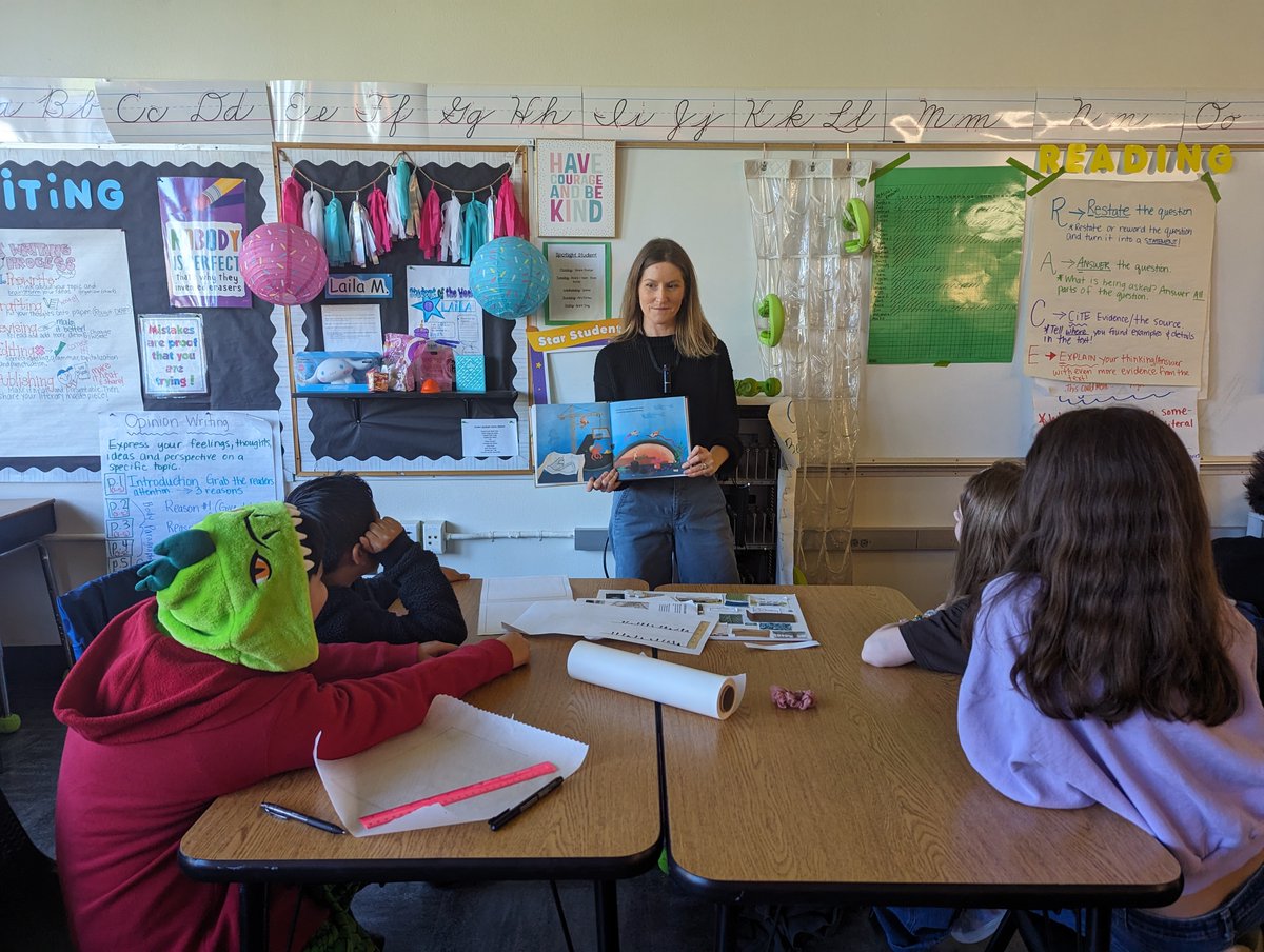 It's @AIANational's #ArchitectureWeek! To increase exposure to the design profession for K-12 students, find an activity near you to get involved: aia.org/architecture-w… 📷 Architect Kelli Stewart reading her children's book, 'Little Designers: Sea of Dreams,' to a classroom.