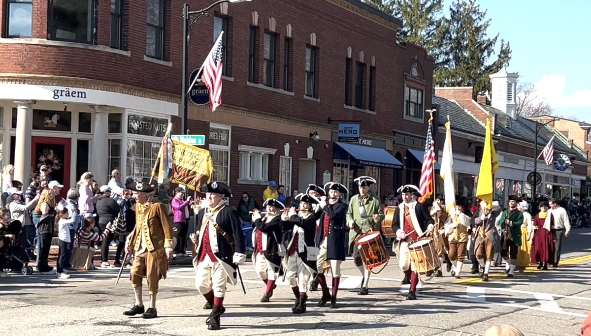 Annual town parade today for #PatriotsDay. 
#loveaparade #lovemytown🎈🇺🇸