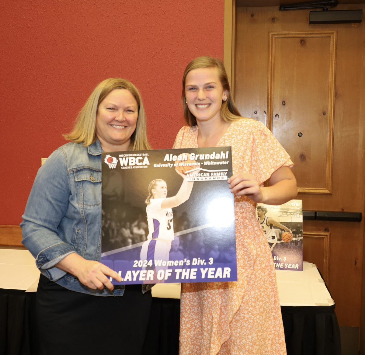 Congratulations again to senior, Aleah Grundahl who accepted her award last night from the WBCA for being Player Of The Year in Wisconsin! 

#PoweredByTradition || #d3hoops