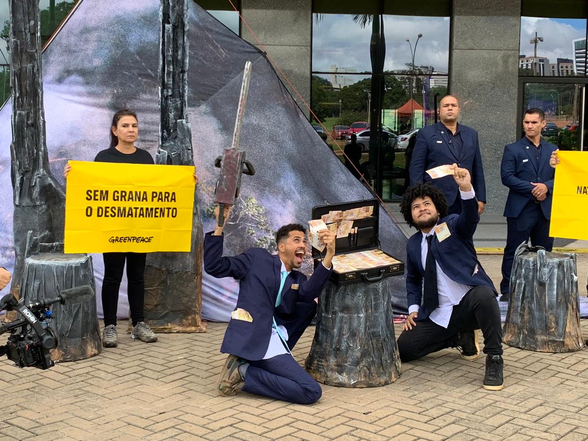 MidiaNINJA's tweet photo. Nesta segunda-feira (15), @GreenpeaceBR  realizou um ato pacífico em frente à sede do Banco do Brasil, em Brasília, cobrando que o banco aja imediatamente para que recursos financeiros não cheguem mais a atividades e imóveis rurais ligados à destruição da Amazônia e dos outros biomas nacionais e para aqueles que violam direitos fundamentais.

Imagens: Ana Andrade/Greenpeace Brasil