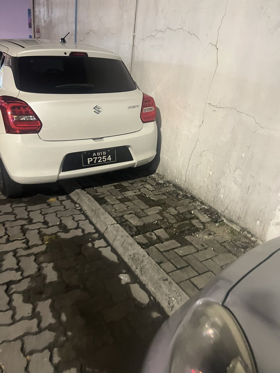 Mee pavement eh tha car parking zone eh tha? :)