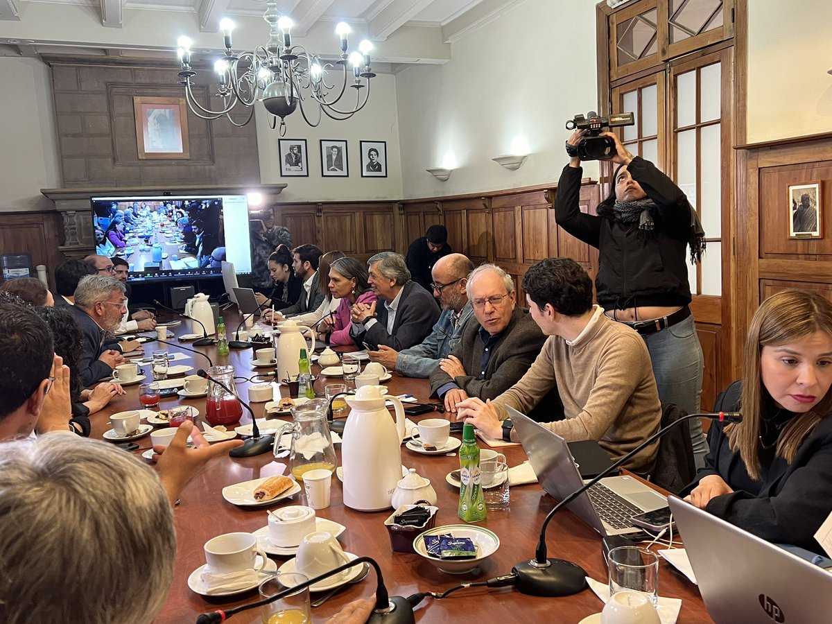 sofidelrio10's tweet photo. OFICIALISMO + DC:
A esta hora en el Partido Socialista los presidentes más algunos secretarios generales y expertos electorales intentan zanjar qué hacer con las primarias que no alcanzaron a inscribirse.
@ElMercurio_cl https://t.co/iTEK1Lo7iu