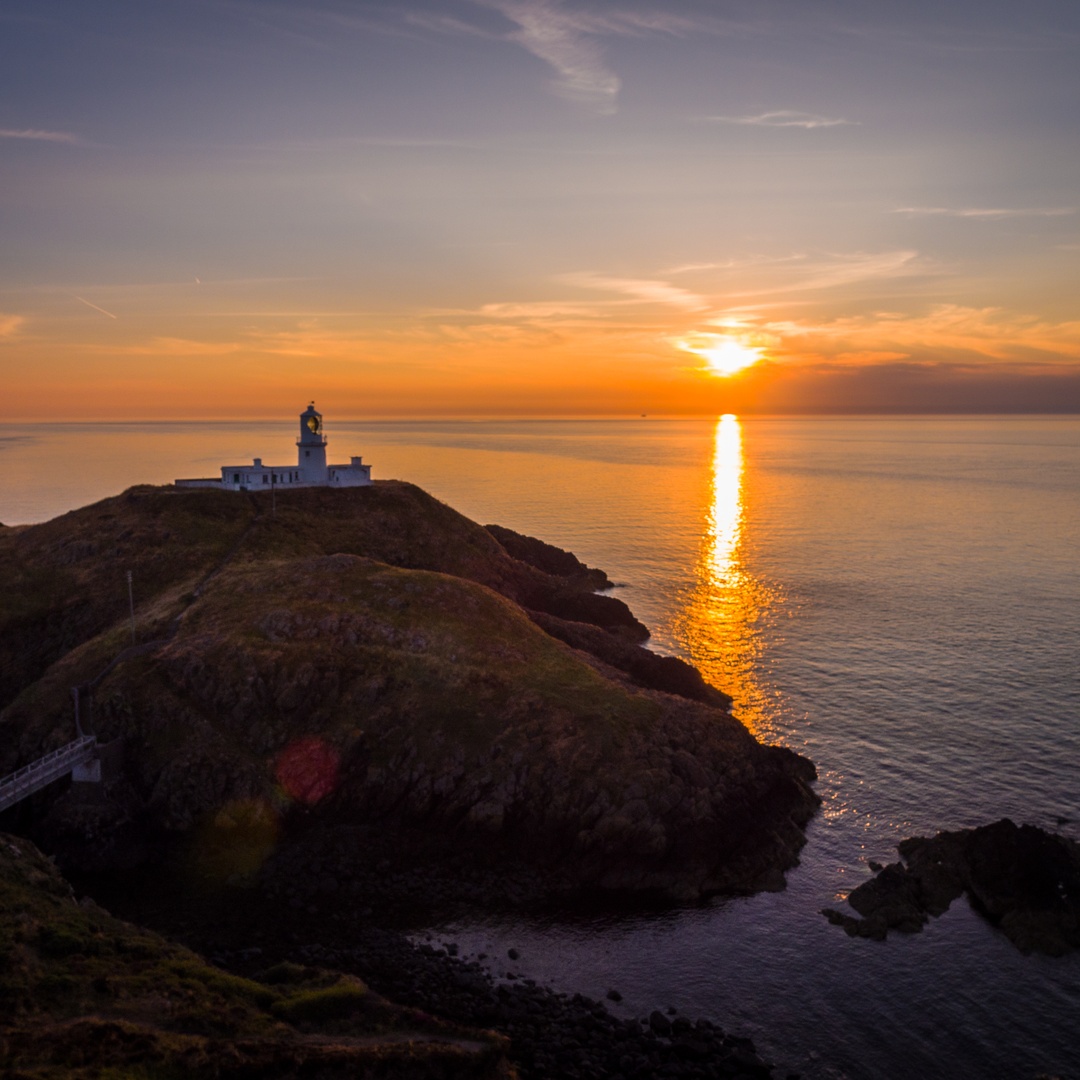 The only thing more gorgeous than the Pembrokeshire coast by day? The Pembrokeshire coast by night 😍🌙 Find out more - discoveryinthedark.wales 📍 Strumble Head Lighthouse © Hawlfraint y Goron / © Crown copyright (2024) Cymru Wales
