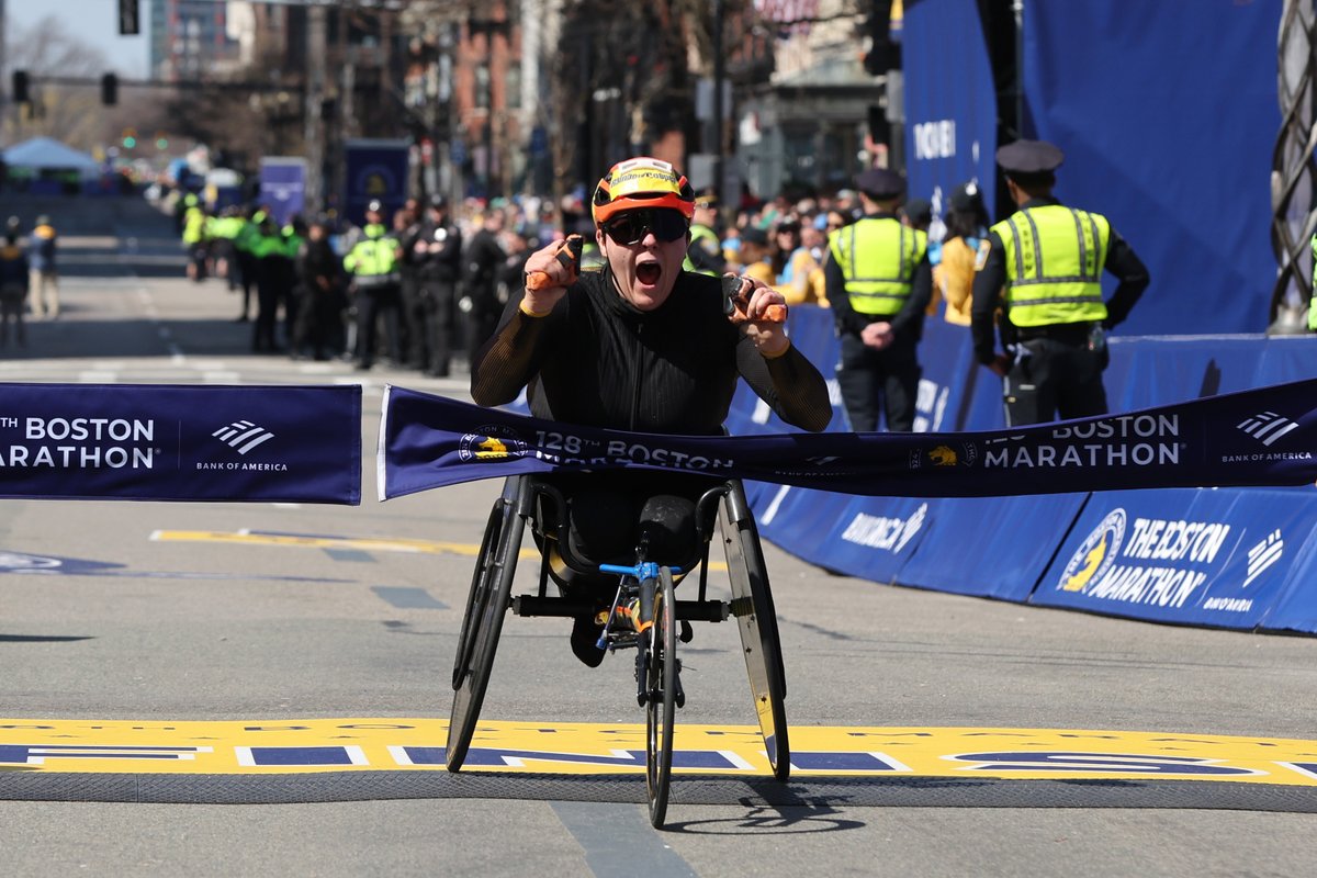 HISTORY MADE 🙌 Eden Rainbow-Cooper is first British woman to win the elite women’s wheelchair race at the Boston Marathon, beating a world class field in 1:35:11. It's the first Abbott World Marathon Major victory of her career 👏