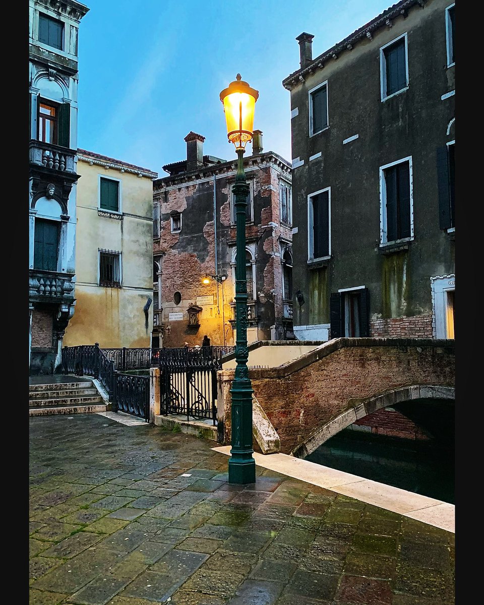 “#Venice is like eating an entire box of chocolate liqueurs in one go 🍫✨” - Truman Capote 📍Campiello Querini Stampalia #VeniceLife #vitaveneziana #vivereavenezia #venise #venecia #venedig #venetië #venezia #streetphotography #urbanphotography #perfectview #venicevibes