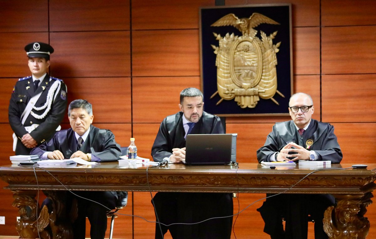 #AHORA | Caso #GonzálezYOtros: se instala la audiencia de juicio contra los expolicías Erick S., Mario C., Aurelio Ch. y Marcos V. por la presunta #desapariciónforzada de 3 personas (noviembre de 2003) en una farmacia de #Guayaquil. Asiste la fiscal general @DianaSalazarM2.