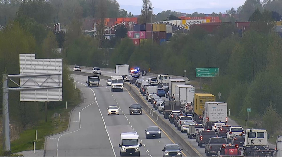 ⚠️#BCHwy17 Westbound police incident has the right lane blocked before 80th St. #SFPR #DeltaBC #SurreyBC
