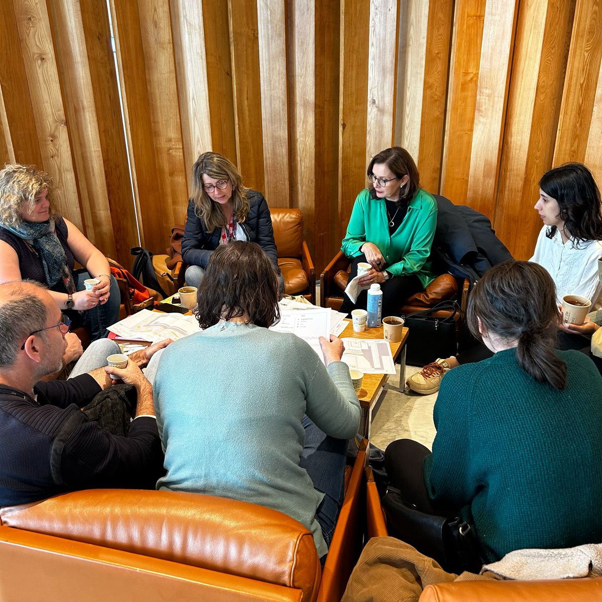 Aujourd'hui, Sonia Bahri, conseillère Développement Durable a accueilli 5 représentants de la @villedetours pour une visite du jardin potager éco-responsable de l'@UNESCO. Échanges sur les défis d’installation, gestion quotidienne et volet pédagogique. #biodiversité #climat #ODD