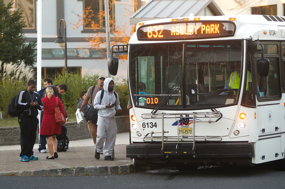 NJTPA's tweet photo. Transit ridership across the U.S. continues to rebound from pandemic lows while researchers estimate the drop in #carbon emissions -- and #transit fare revenue -- due to remote work. Read more from #InTransition: https://t.co/KFH6T0RKXQ https://t.co/q2iMhI19hX