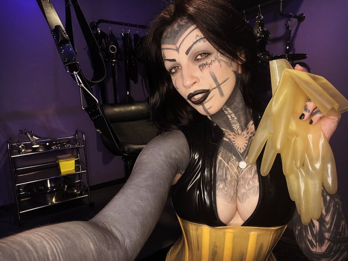 What&rsquo;s happening here ? 💜🖤💛 https://t.co/GNln3DpAuK