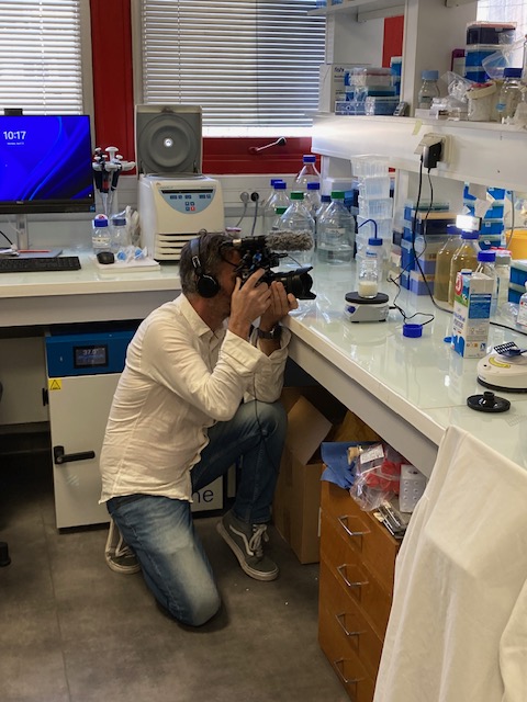 Chassaing Laboratory (@benoitchassaing) on Twitter photo Today, a star is born <a href="/InstitutCochin/">Institut Cochin</a> ! Thanks <a href="/HeloiseRytter/">Héloïse Rytter</a> for your help in highlighting some of our research, and looking forward to see you on TV (and, who knows, maybe soon at @Les_Cesar 😃) Today, a star is born <a href="/InstitutCochin/">Institut Cochin</a> ! Thanks <a href="/HeloiseRytter/">Héloïse Rytter</a> for your help in highlighting some of our research, and looking forward to see you on TV (and, who knows, maybe soon at @Les_Cesar 😃)