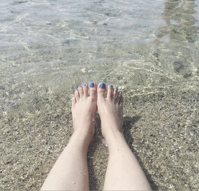 Scrolling thru my phone gallery.. 6 years ago, taken randomly when I was having a beach vacation w my friends & had no idea about feet fetish 😈 Look at me now, enjoying watching my footboys drool over my pretty 👣 How I love this community. 💙 • asian feet • feet fetish •