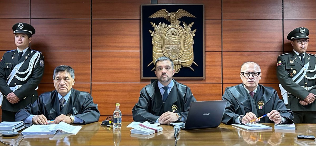 Caso #GonzálezYOtros: se instala la audiencia de juicio contra los expolicías Erick S., Mario C., Aurelio Ch. y Marcos V. por la presunta #desapariciónforzada de 3 personas (noviembre de 2003) en una farmacia de #Guayaquil. Asiste la fiscal general @DianaSalazarM2.